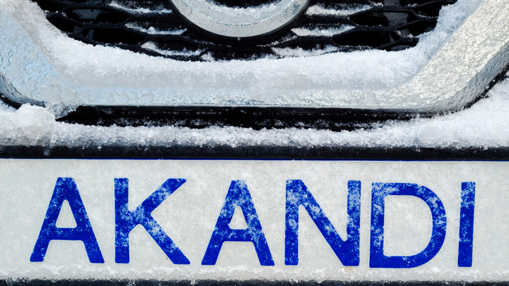Hrímað bílnúmer: einkanúmerið AKANDI